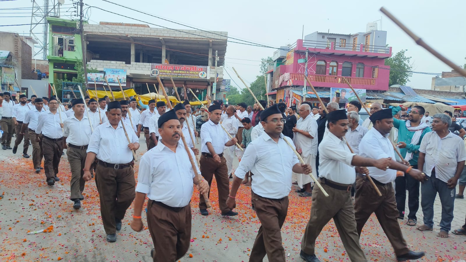 संघ शिक्षा वर्ग के शिक्षार्थियों का निकला भव्य पथ संचलन, पुष्पवर्षा कर हुआ स्वागत