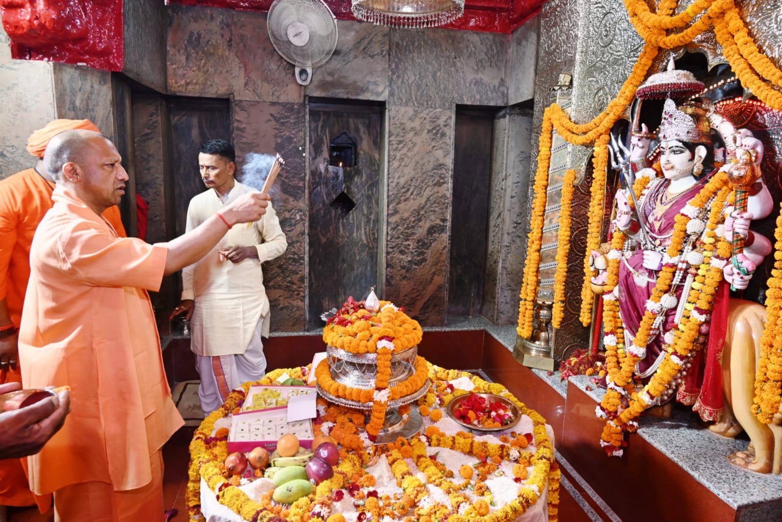 मुख्यमंत्री ने किए मां पाटेश्वरी के दर्शन