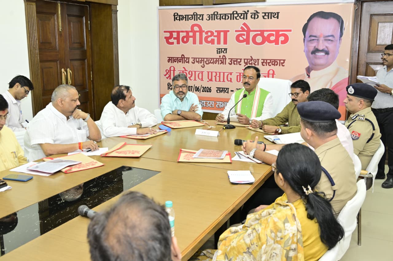 उप मुख्यमंत्री केशव प्रसाद मौर्य  के जनपद आगमन पर खेरिया एयरपोर्ट पर जनपद के जनप्रतिनिधियों ने पुष्पगुच्छ देकर पटका पहनाकर किया भव्य स्वागत