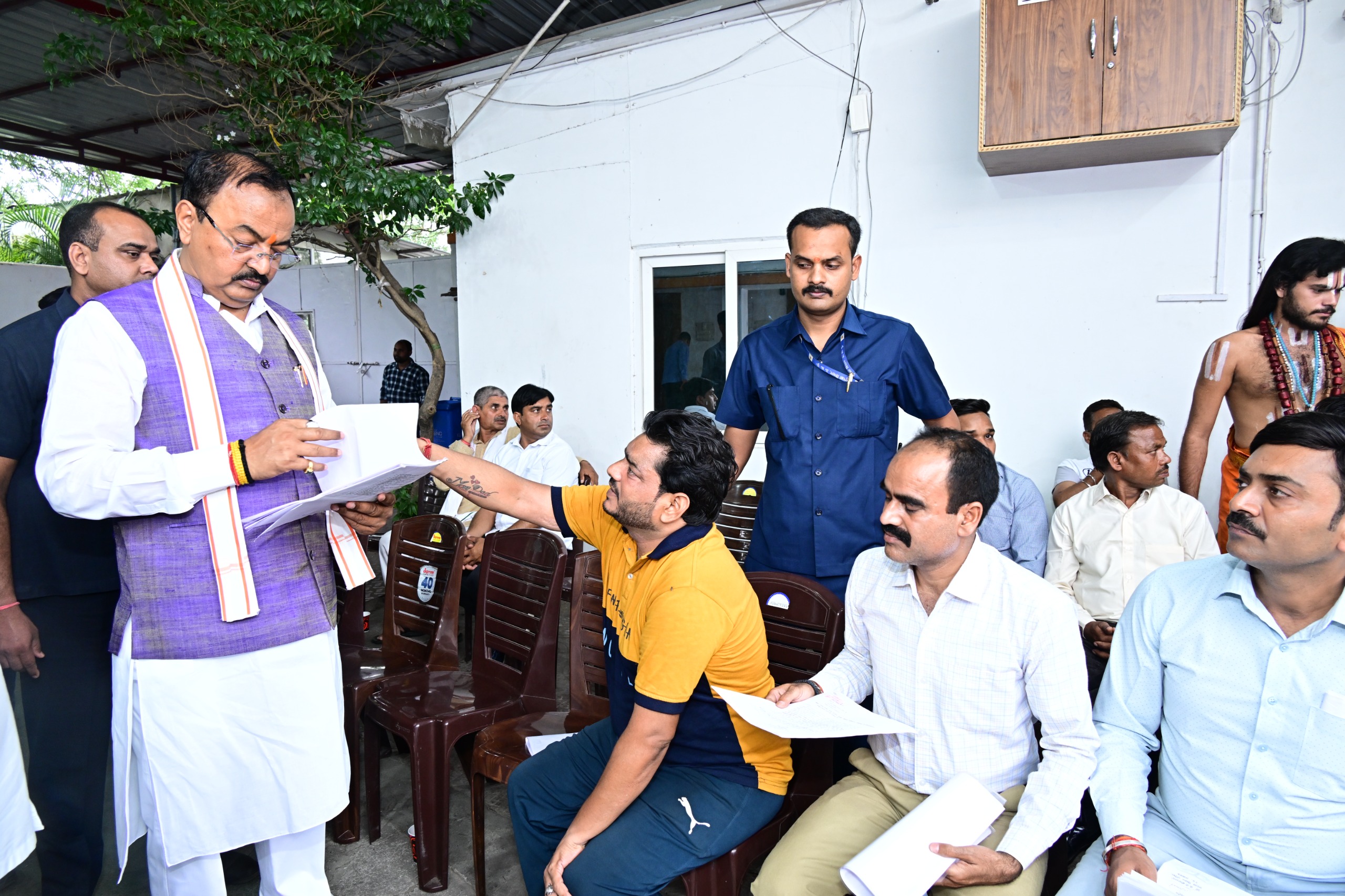 जनता के बीच पहुंचे उप मुख्यमंत्री केशव प्रसाद मौर्य, समस्याओं के समाधान का दिया भरोसा