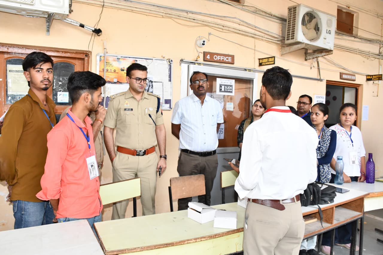 पुलिस भर्ती परीक्षा को लेकर डीएम-एसएसपी ने किया परीक्षा केंद्रों का निरीक्षण