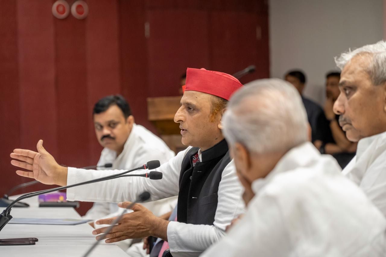 अखिलेश यादव का मंत्री नंदी पर तंज अभी हाफ हुए हो विधानसभा में साफ हो जाओगे