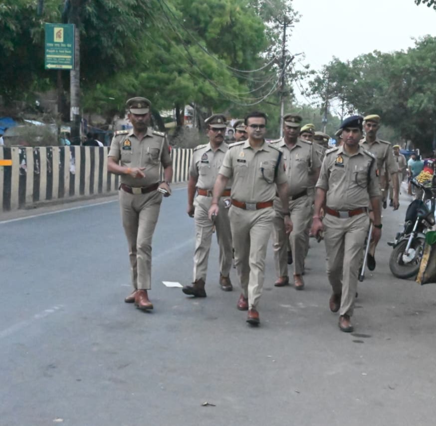 त्योहारों को लेकर फिरोजाबाद पुलिस अलर्ट, SSP ने भारी पुलिस बल के साथ किया पैदल गश्त