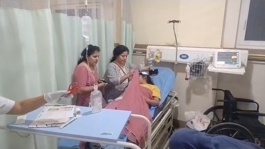 वृंदावन में बांके बिहारी मंदिर मार्ग पर जर्जर मकान का हिस्सा गिरने से हादसा, कई श्रद्धालु घायल