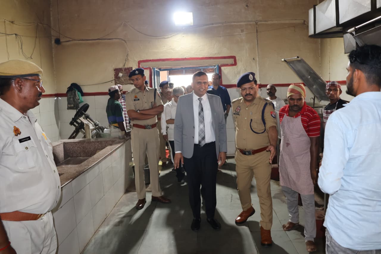जिला जज, डीएम और एसएसपी ने जिला कारागार मथुरा का किया निरीक्षण, व्यवस्थाओं का लिया जायजा
