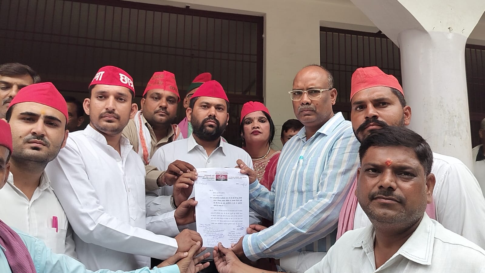 अदिती यादव के खिलाफ अफवाह फैलाने वालों पर कार्रवाई की मांग, सपा ने सौंपा ज्ञापन