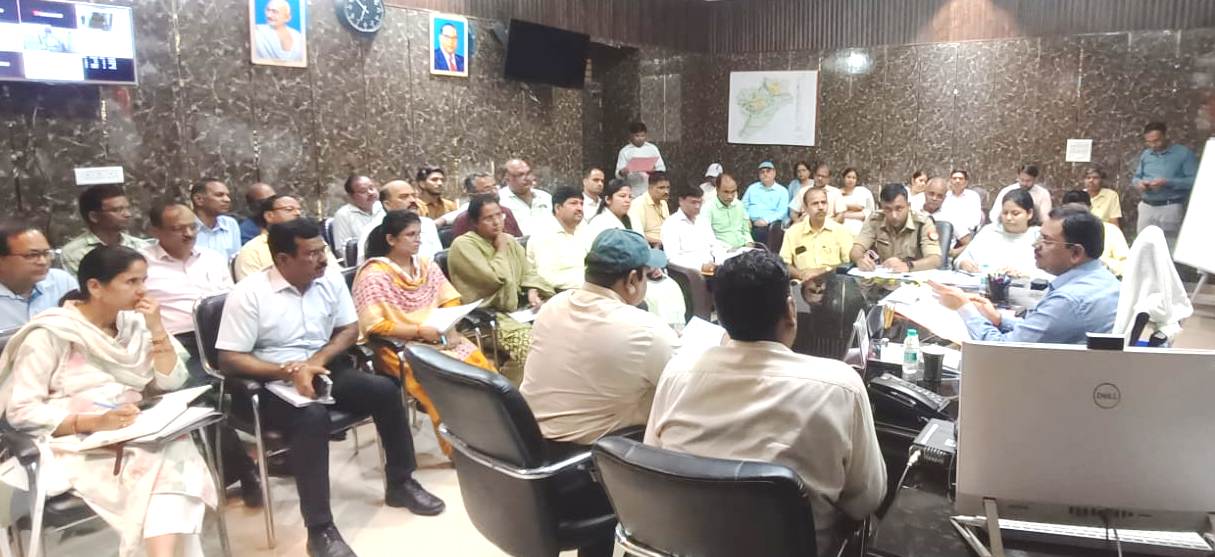 परीक्षा को शान्ति पूर्वक, सकुशल एवं नकलविहीन सम्पन्न कराने हेतु बैठक जिलाधिकारी