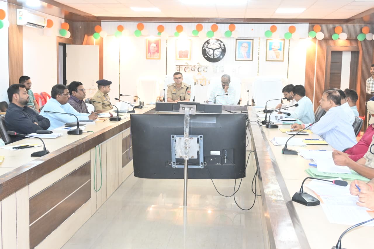 सड़क सुरक्षा को लेकर डीएम-एसएसपी ने अधिकारियों संग की समीक्षा बैठक