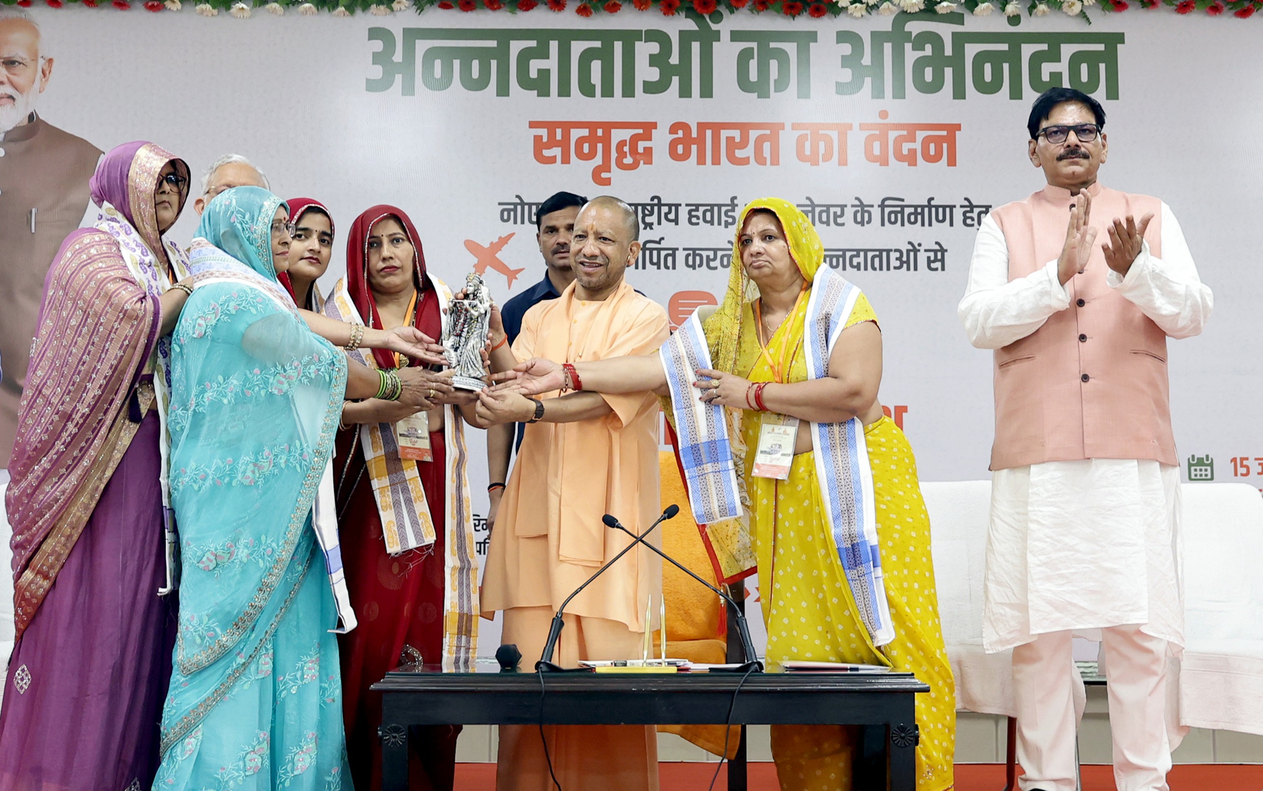 जेवर से लखनऊ के लिए संचालित पहली फ्लाइट से राजधानी पहुंचे किसानों का मुख्यमंत्री आवास पर भव्य स्वागत