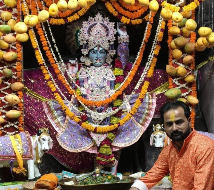 फूल बंगला में बिराजे गिरिराज महाराज