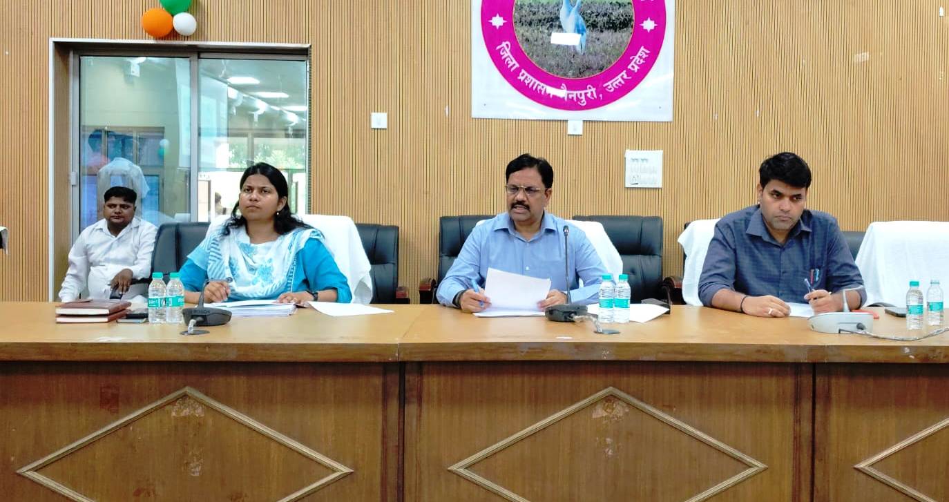 तालाबों से मिट्टी खोदकर, कूड़ा निस्तारण के उपरांत अवशेष मटेरियल को सड़क निर्माण में किया जाये प्रयोग- जिलाधिकारी।