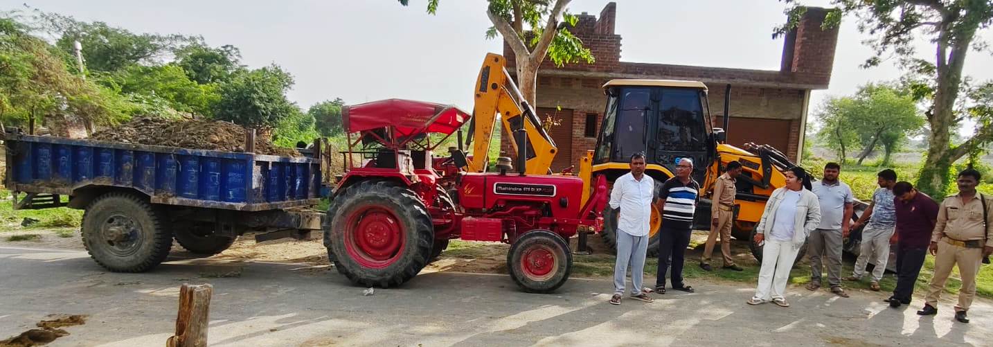अवैध खनन के विरुद्ध जिला प्रशासन की बड़ी कार्यवाही, एक जेसीबी, दो ट्रक एवं तीन ट्रैक्टर-ट्रॉली सीज