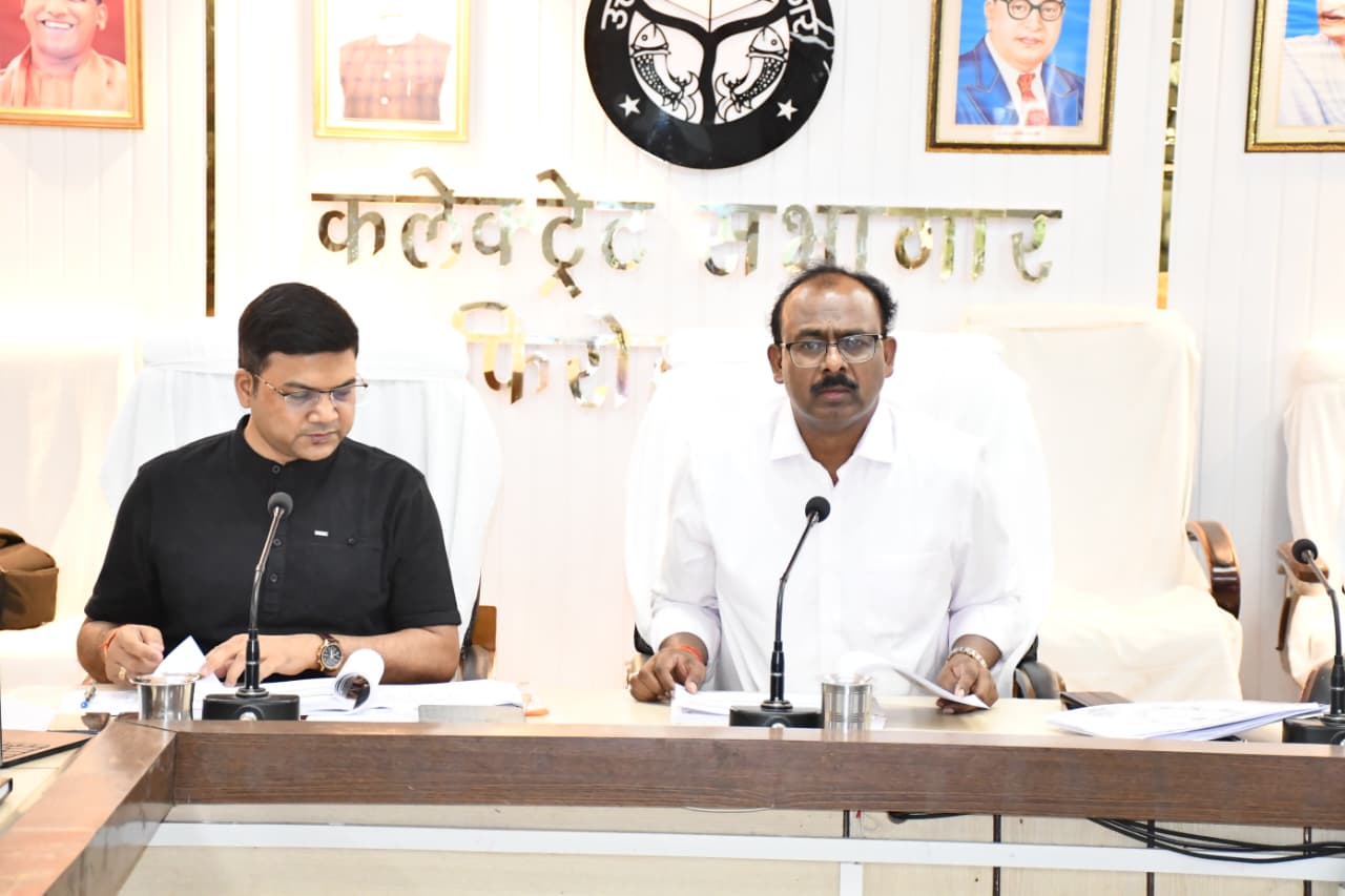 सीएम डैशबोर्ड समीक्षा बैठक में जिलाधिकारी सख्त, खराब प्रदर्शन वाले विभागों को फटकार
