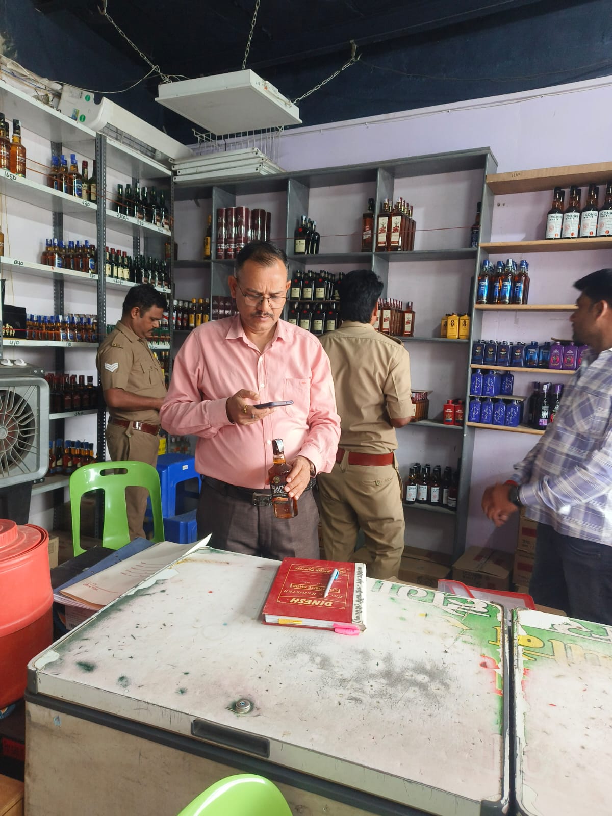 शिकोहाबाद क्षेत्र की देशी मदिरा एवं कंपोजिट दुकानों का किया गया निरीक्षण