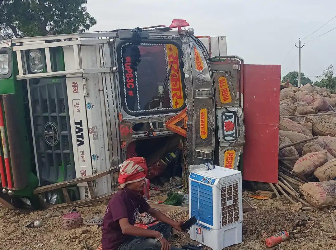 ट्रेलर का फटा टायर, बचने के प्रयास में आलू से भरा ट्रक पलटा, ड्राइवर-खलासी ने शीशा तोड़कर बचाई जान