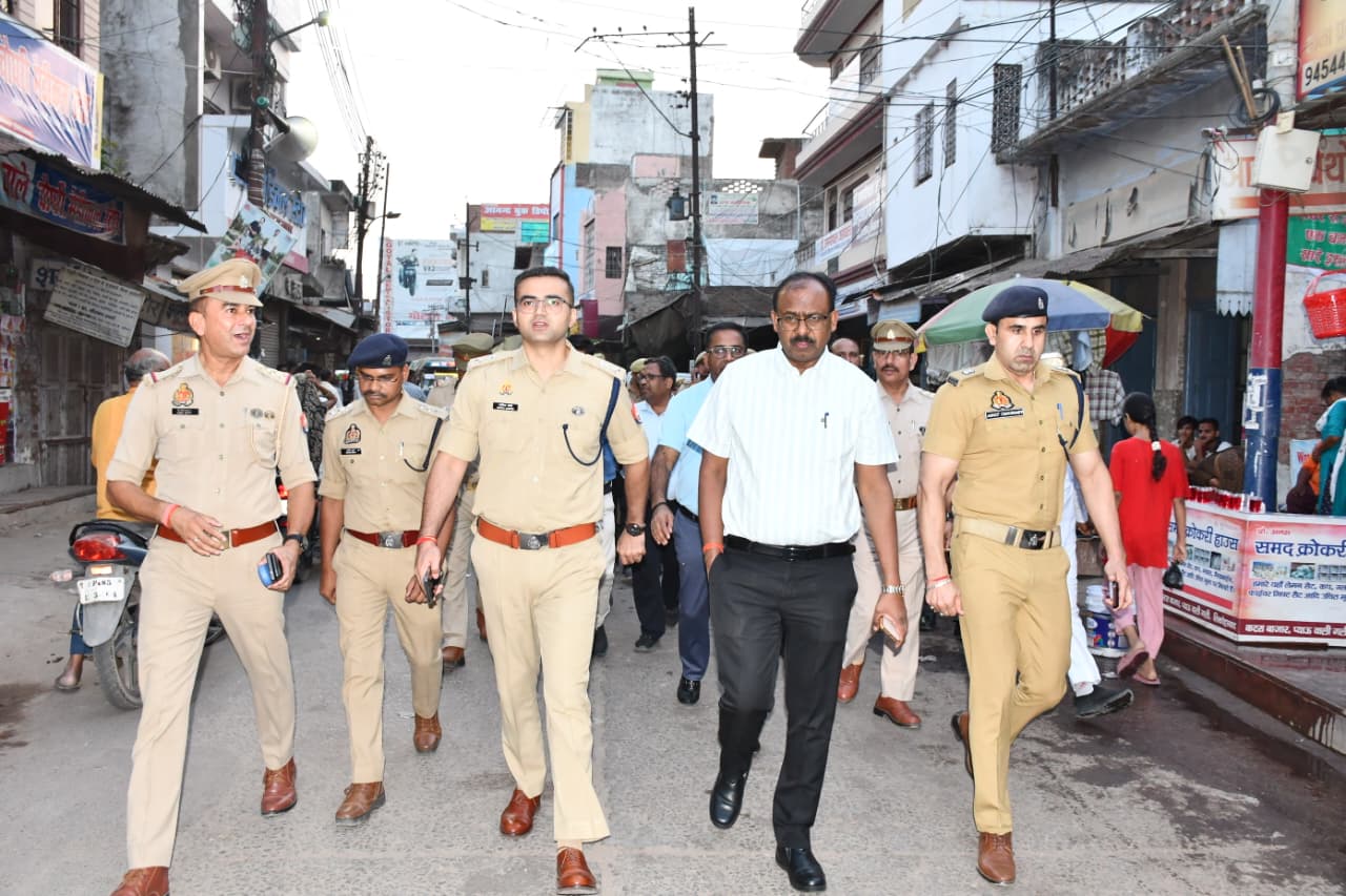 मोहर्रम को लेकर प्रशासन अलर्ट, डीएम-एसएसपी ने शिकोहाबाद में किया फ्लैग मार्च