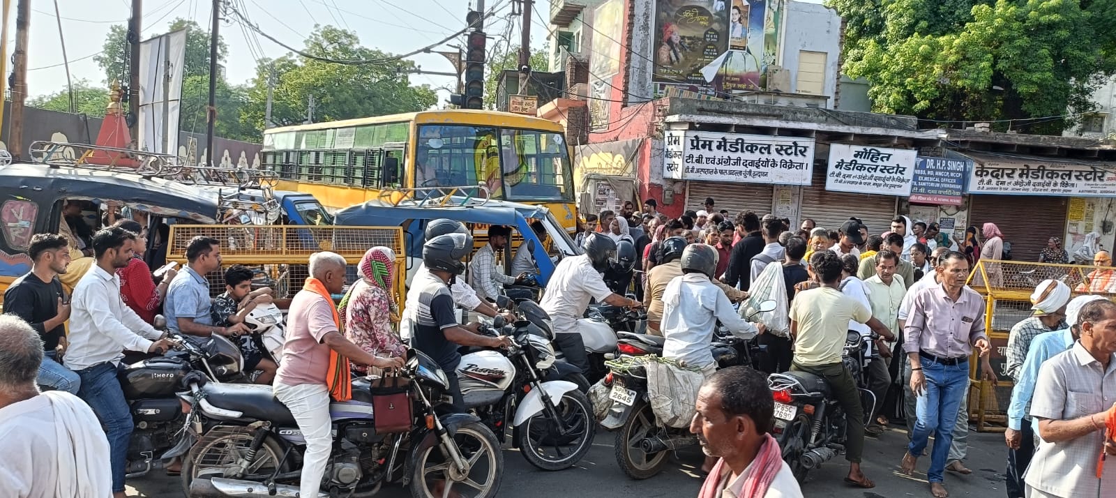 निर्जला एकादशी पर अव्यवस्थाओं के बीच रेंगती रही कान्हा की नगरी, मुख्य चौराहों से पुलिस नदारद