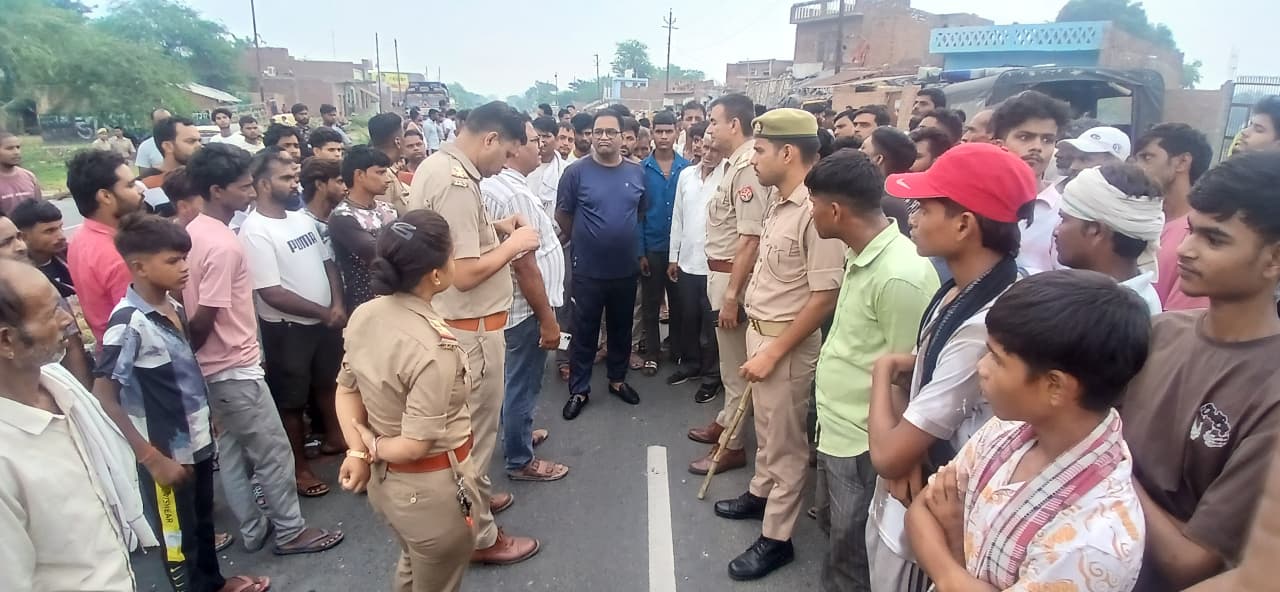 सड़क किनारे सो रहे पिता-पुत्र को गैस टैंकर ने रौंदा, दोनों की मौत, बेटी गंभीर