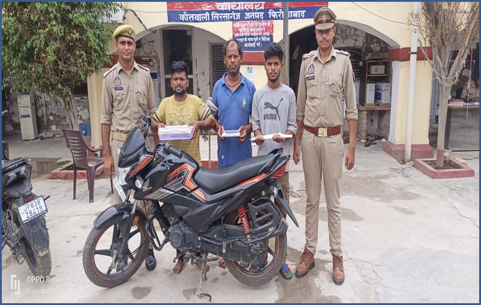 सिरसागंज पुलिस ने तीन शातिर नकबजन दबोचे, तमंचा, चाकू, बाइक व नकदी बरामद