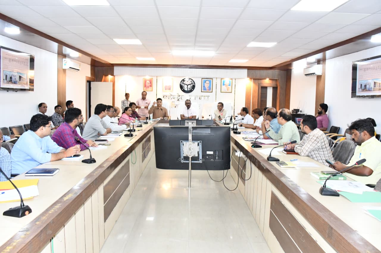 डीएम की समीक्षा बैठक में धीमी परियोजनाओं पर फूटा गुस्सा, कई एजेंसियों को नोटिस जारी करने के निर्देश
