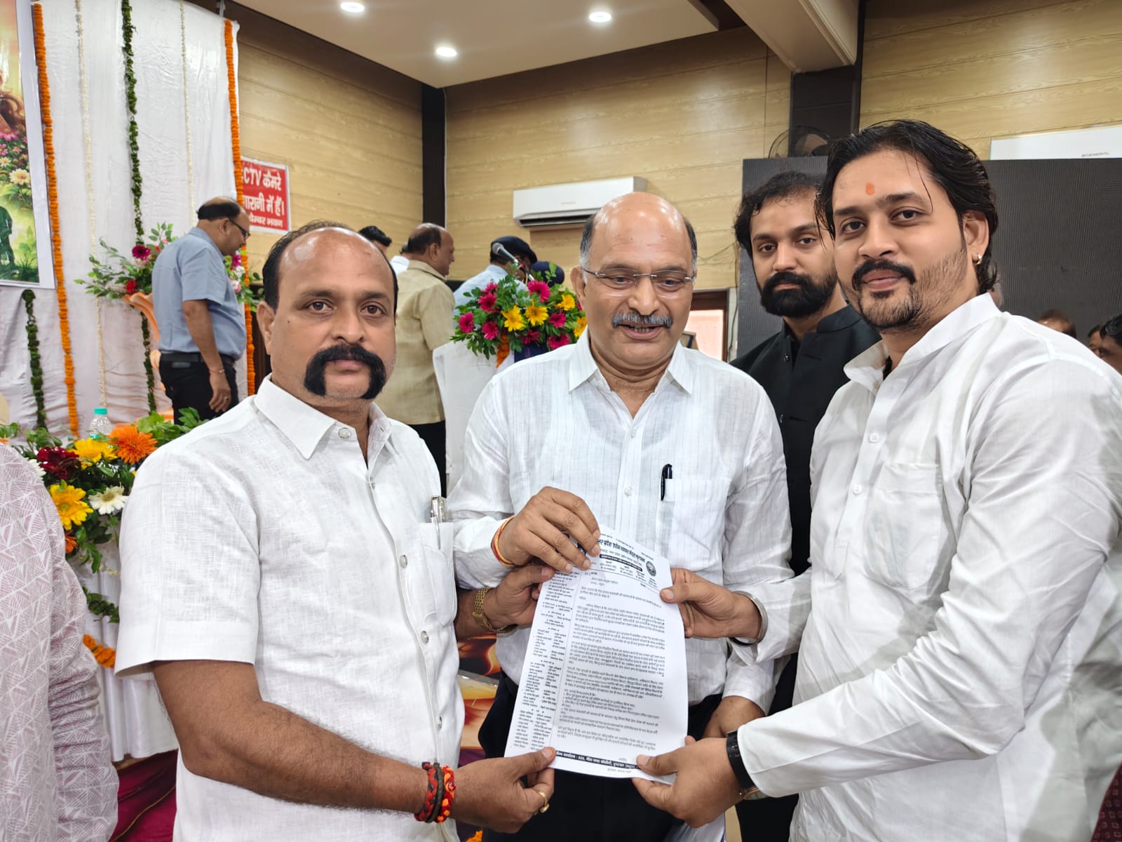 वृंदावन में एमबीडीए की सीलिंग कार्रवाई का पुरजोर विरोध, व्यापार मंडल ने मंडलायुक्त को सौंपकर राहत की गुहार लगाई