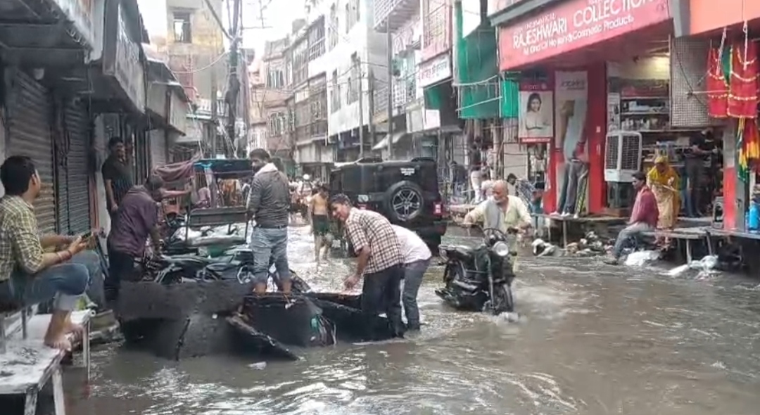 मथुरा शहर में हुई थोड़ी सी बारिश ने जनपद की व्यवस्थाओं की खोली पोल, जगह जगह हुआ जल भराव