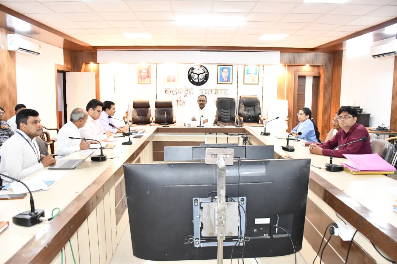सहकारिता के जरिए किसानों को मिले सीधा लाभ, डीएम ने सदस्यता बढ़ाने और केसीसी वितरण में तेजी लाने के दिए निर्देश
