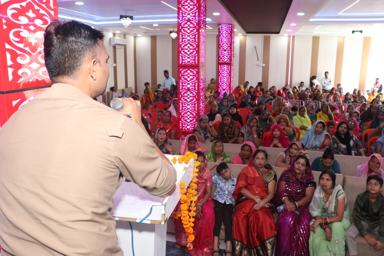 टूंडला में साइबर जागरूकता संगोष्ठी, पुलिस ने बैंक ग्राहकों को ऑनलाइन ठगी से बचने के बताए उपाय