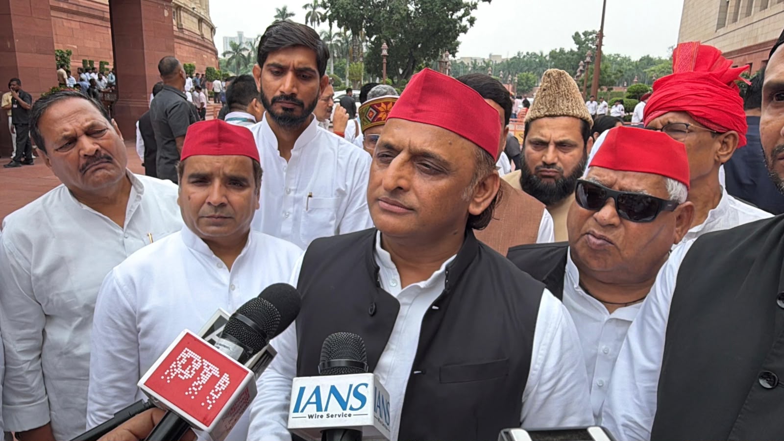 भाजपा विदेशी लुटेरों की तरह काम कर रही है: अखिलेश यादव