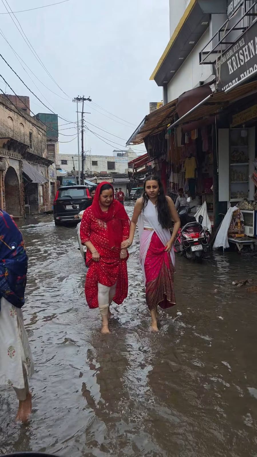 बारिश ने खोली नगर निगम के सफाई दावों की पोल, वृंदावन के मुख्य बाजारों में भरा पानी
