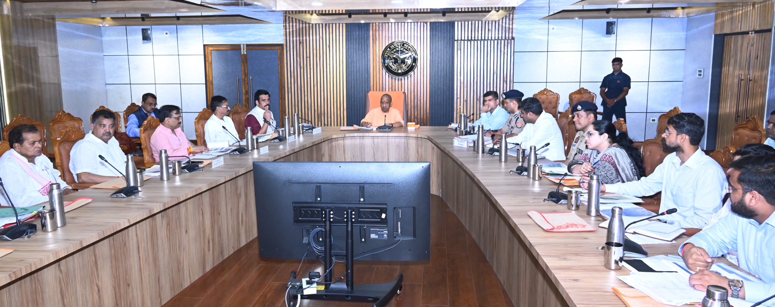 गोरखपुर के विकास कार्यों, बाढ़ बचाव और जलनिकासी की तैयारियों की समीक्षा में सीएम योगी ने दी चेतावनी