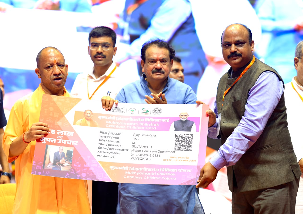 बदलते दौर में बढ़ी शिक्षकों की जिम्मेदारी, छात्रों को सोशल मीडिया के दुष्प्रचार से बचने का तरीका सिखाना होगा: सीएम योगी
