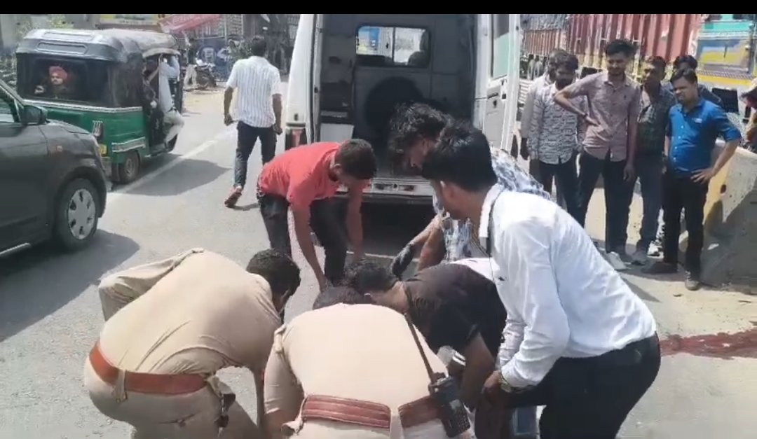 डिवाइडर से टकराई बाइक, एत्मादपुर निवासी अधिवक्ता की मौके पर मौत