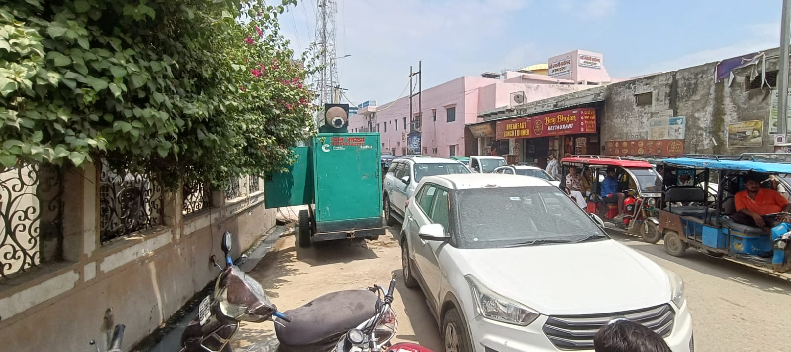 वृंदावन की चरमराई ट्रैफिक व्यवस्था: विद्यापीठ चौराहे पर अवैध पार्किंग से लगा भीषण जाम, राहगीर परेशान