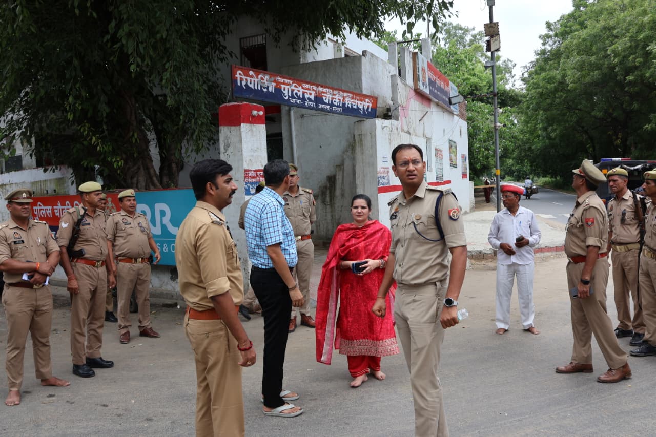 डीएम चंद्रप्रकाश सिंह और एसएसपी श्लोक कुमार ने सोमवार को कांवड़ यात्रा की तैयारियों का जायजा लेने के लिए अलीगढ़ और हाथरस के सीमावर्ती मार्गों का निरीक्षण किया