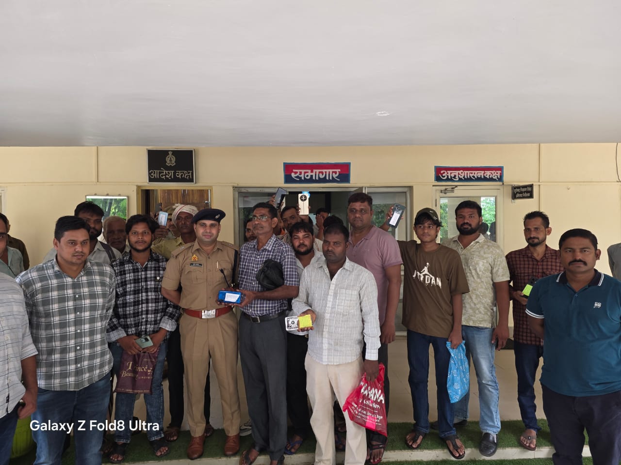 फिरोजाबाद पुलिस ने 151 गुम मोबाइल बरामद कर लौटाए, करीब 30 लाख रुपये की संपत्ति मिली वापस