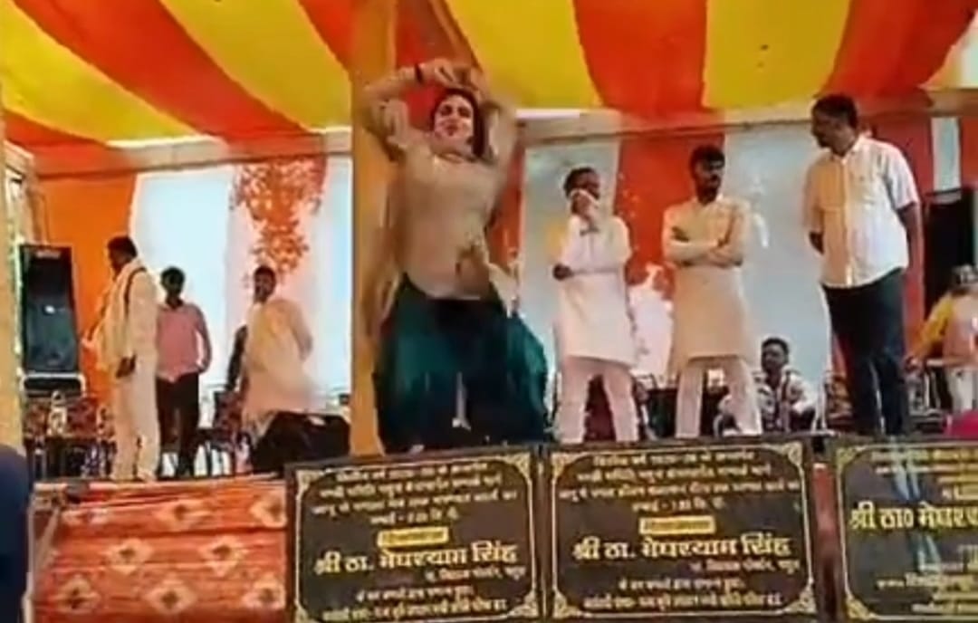 भाजपा विधायक द्वारा विकास कार्यों के शिलापट्ट अनावरण समारोह में मंच पर लगे ठुमके, सरकारी कार्यों में इस तरह के फूहड कार्यक्रमों पर ऊठे सवाल