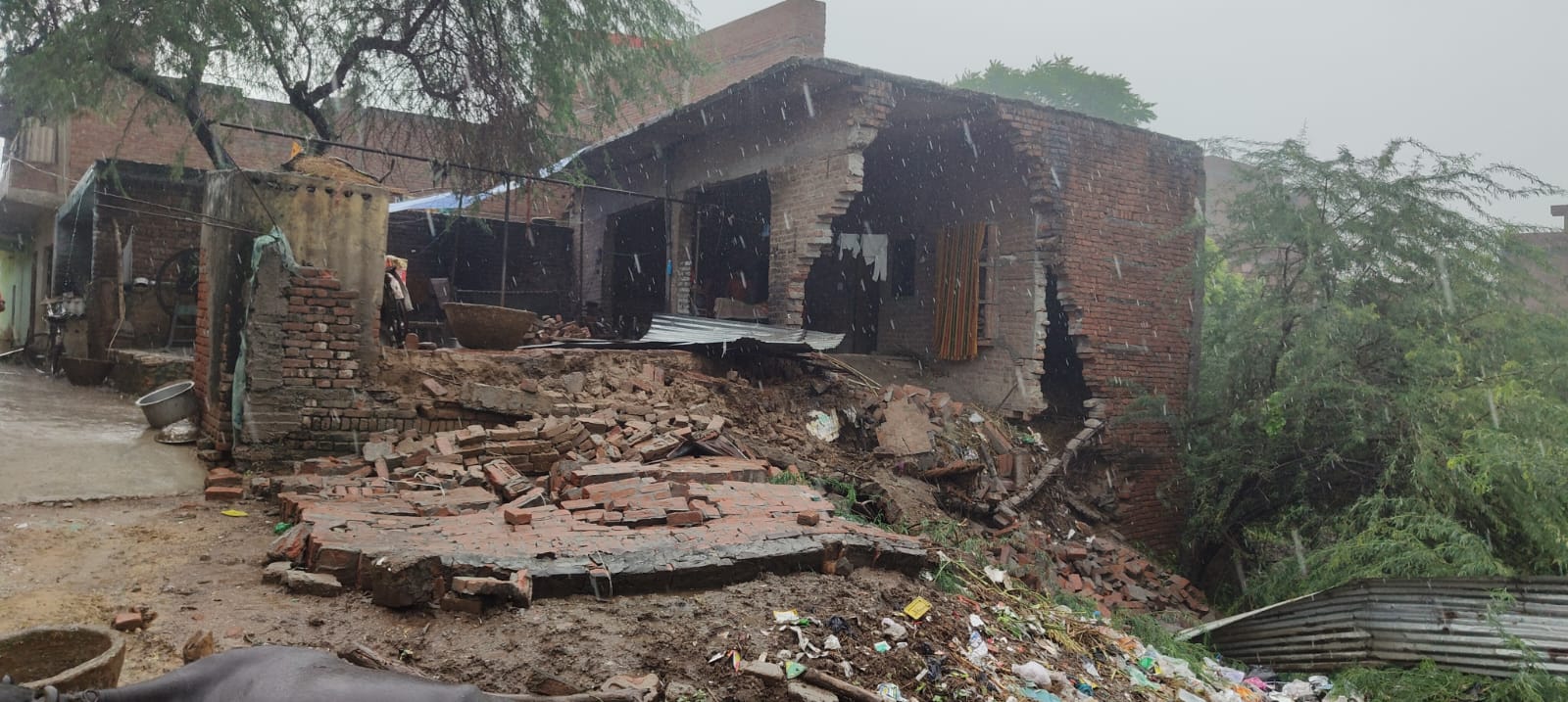बारिश और आकाशीय बिजली से मकान क्षतिग्रस्त, लाखों के नुकसान का दावा; पीड़ित ने प्रशासन से मांगी सहायता
