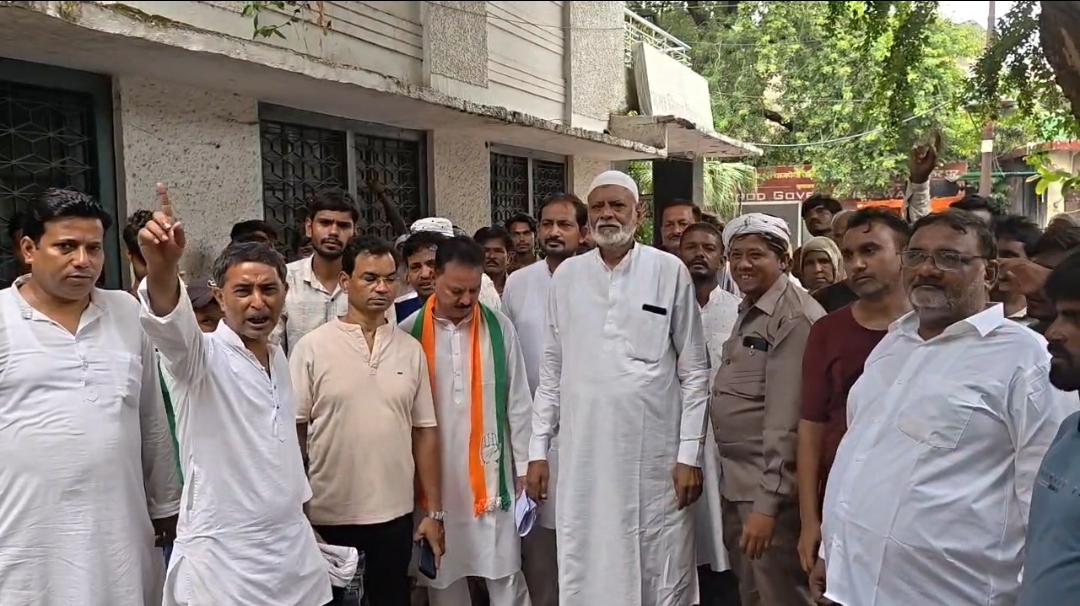 जलभराव और गंदगी से परेशान लोगों का नगर निगम में प्रदर्शन, नगर आयुक्त को सौंपा ज्ञापन