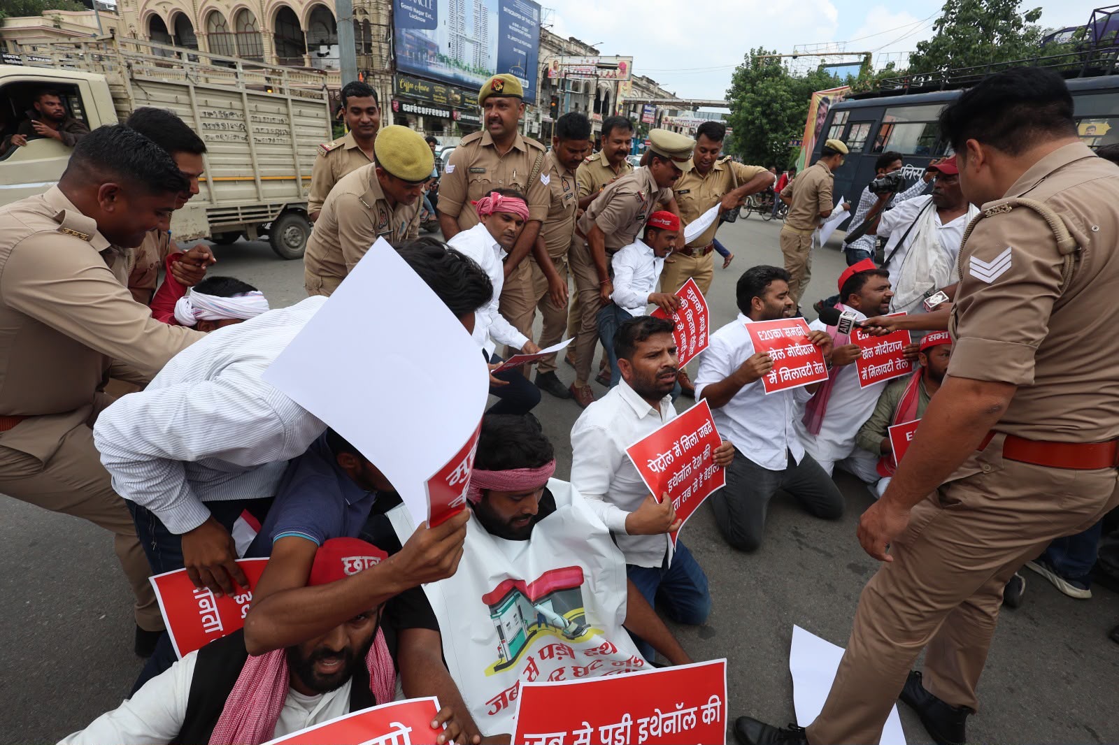 पेट्रोल में मिलावट व ई 20 ईंधन के विरोध में सपा कार्यकर्ताओं का प्रदर्शन