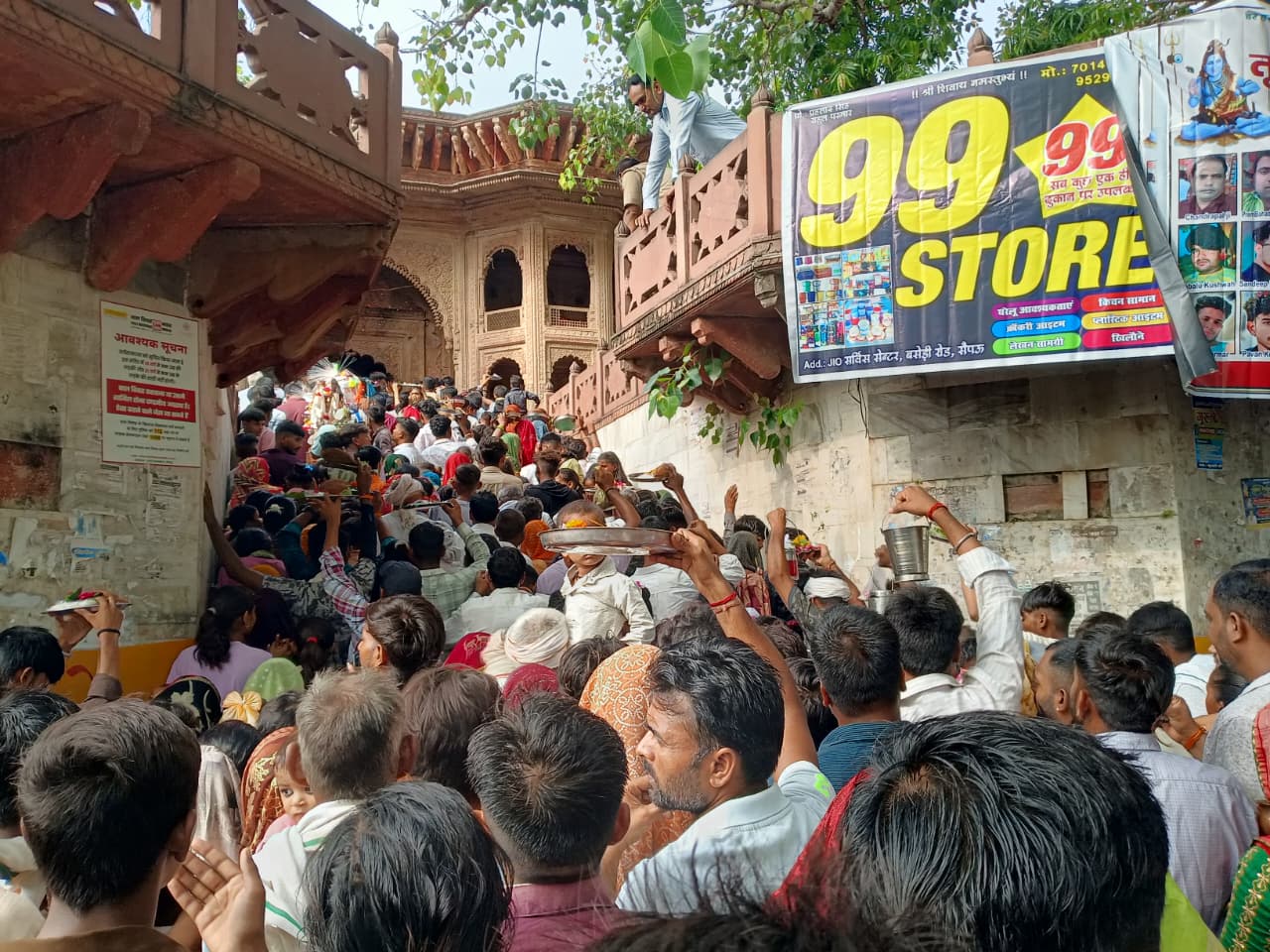 भोले बाबा पर उमडा श्रद्धालुओं का सैलाब, व्यवस्था बनाए रखने कोपुलिस को करनी पड़ी भारी मशक्कत