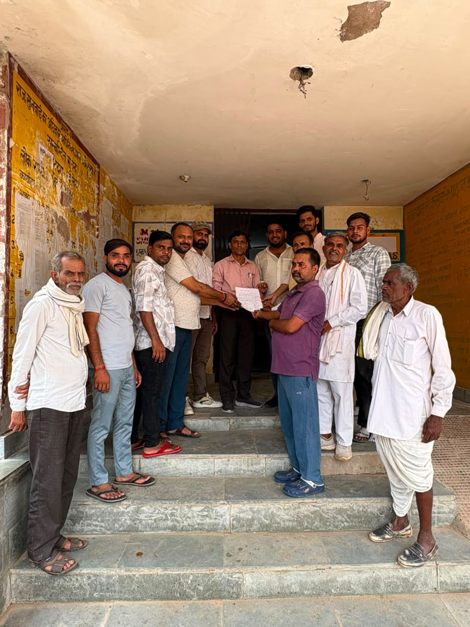 गर्भ ग्रह में रेलिंग लगवाने से आक्रोशित लोगों ने उपखंड अधिकारी को ज्ञापन सोपा