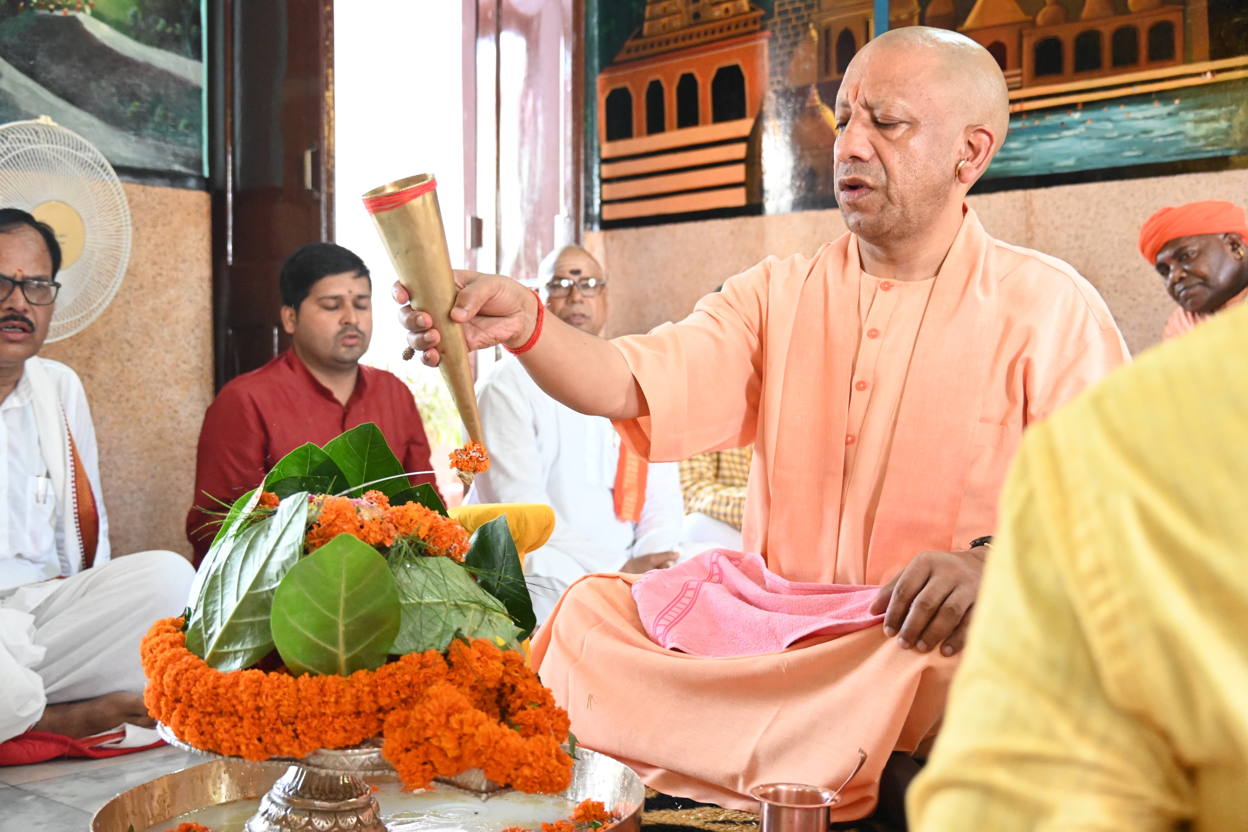 सावन के दूसरे सोमवार सीएम योगी ने किया रुद्राभिषेक