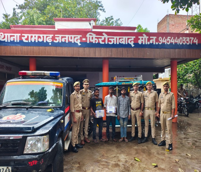 रामगढ़ पुलिस ने चोरी के ई-रिक्शा और अवैध तमंचों के साथ तीन आरोपी पकड़े