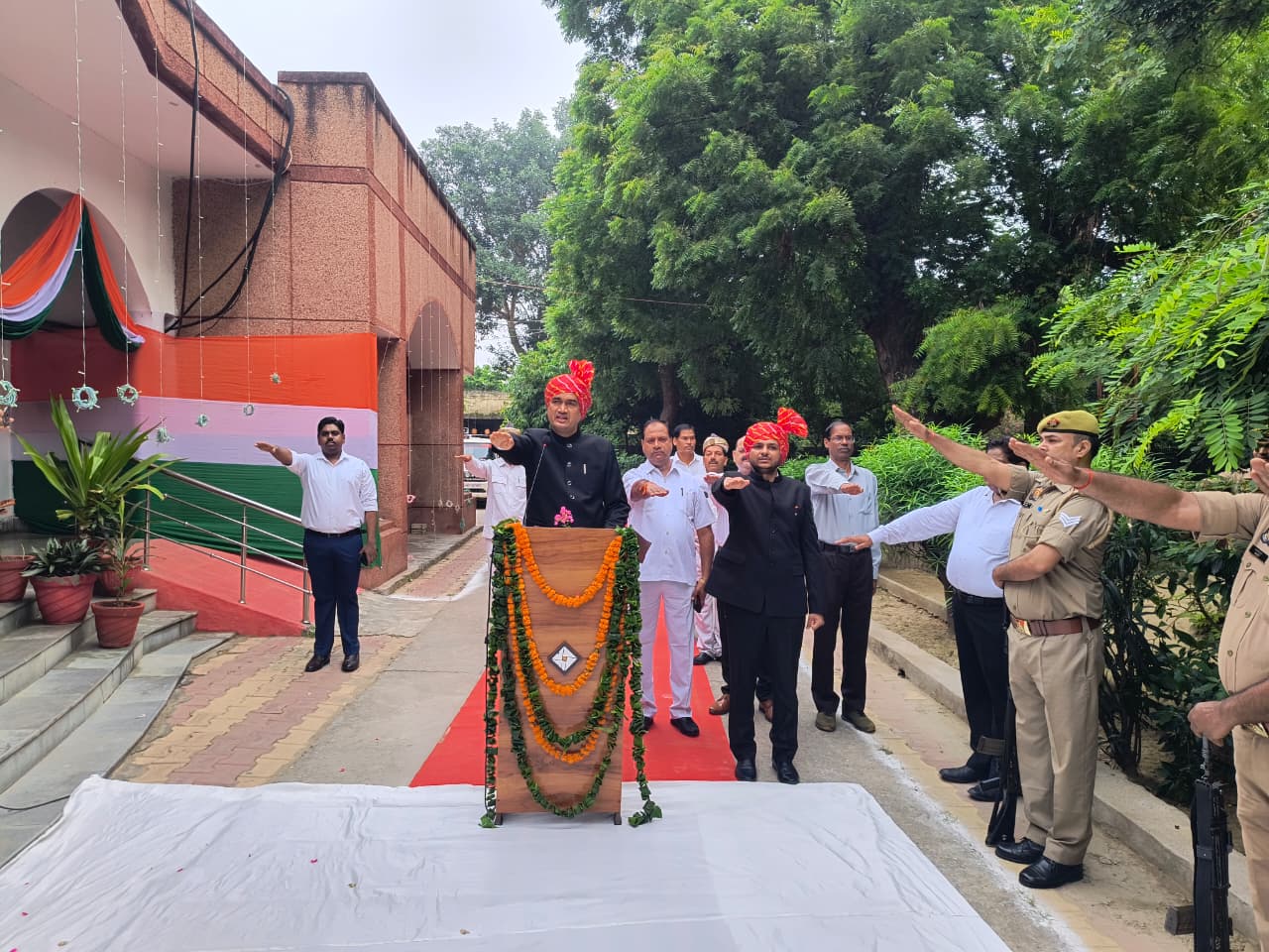 कलेक्ट्रेट में मनाया गया 80वां स्वतंत्रता दिवस, डीएम ने दिलाई राष्ट्रीय एकता की शपथ