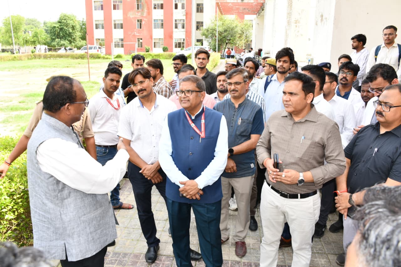डीएम ने मेडिकल कॉलेज का किया आकस्मिक निरीक्षण, छात्रों और रेजिडेंट डॉक्टरों से किया सीधा संवाद