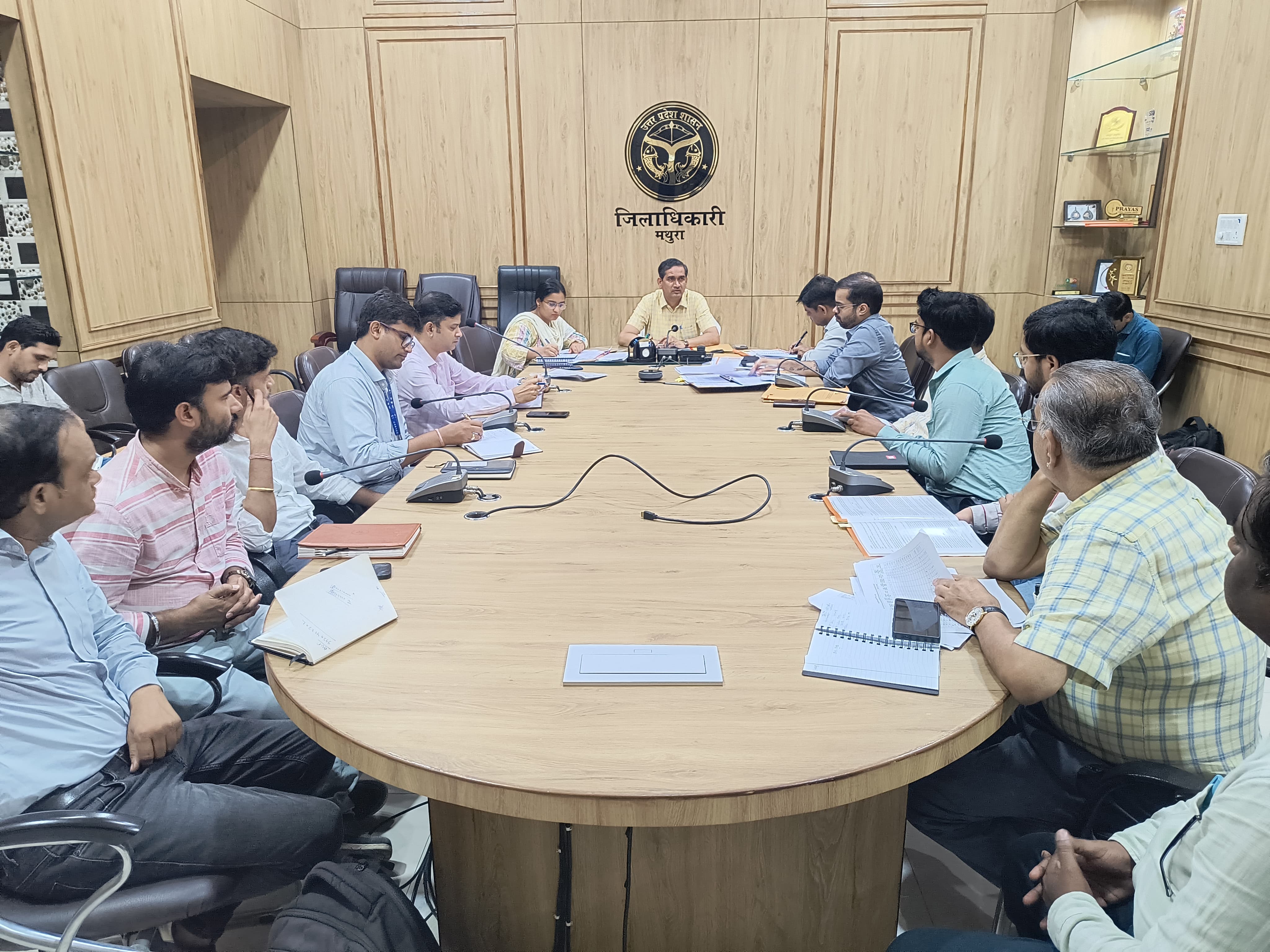 प्रधानमंत्री फसल बीमा योजना को लेकर जिलाधिकारी ने की बैठक