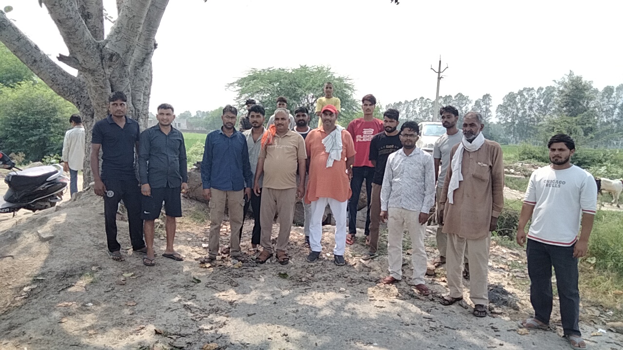 दबंगों ने खुदबाई सरकारी सड़क, बंद किया 100 वर्ष पुराना कुलावा ग्रामीणों ने किया प्रदर्शन
