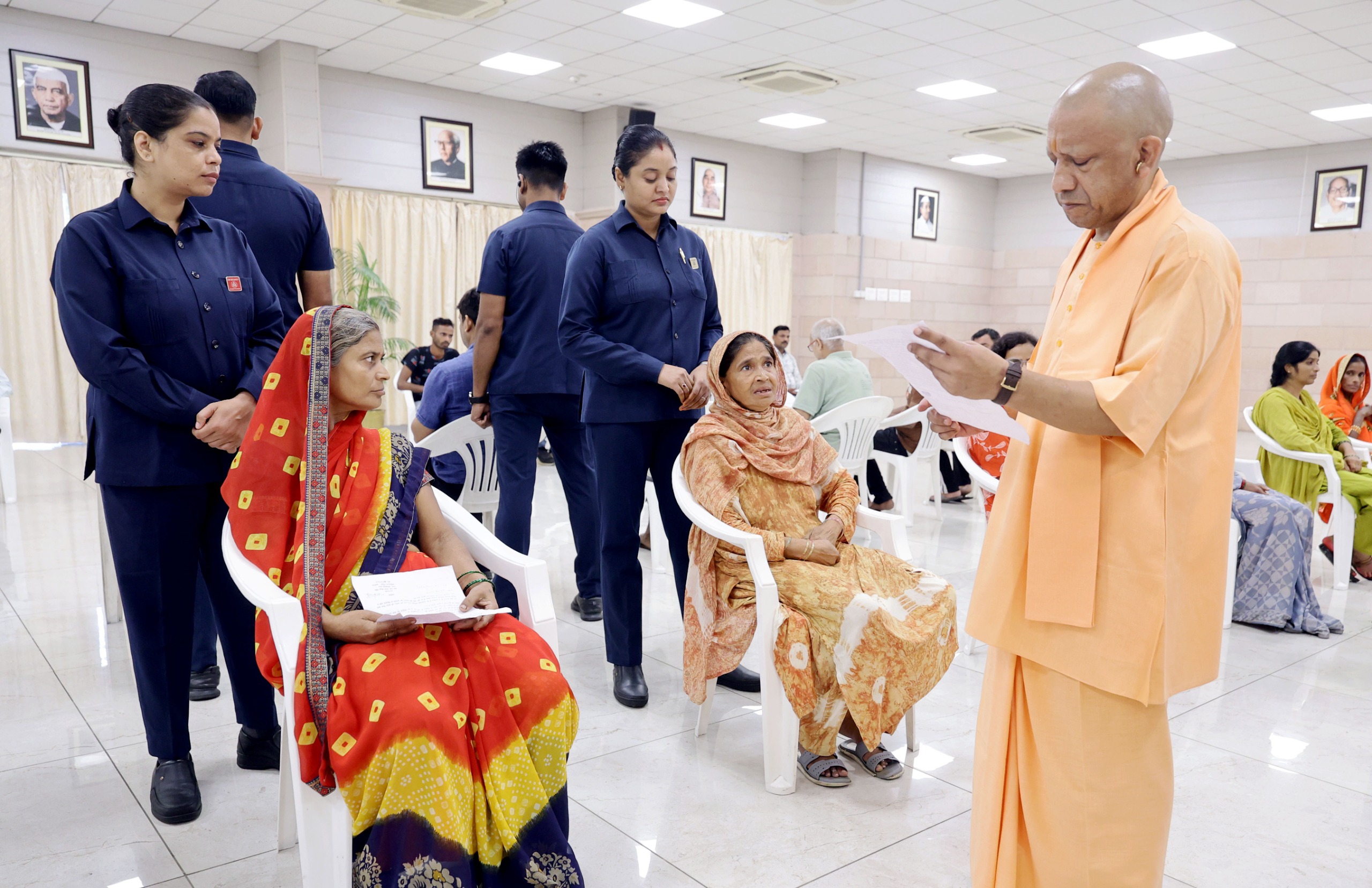 सीएम योगी ने महिला को गाय देने और दिव्यांग की भूमि से अवैध कब्जा हटाने का दिया निर्देश