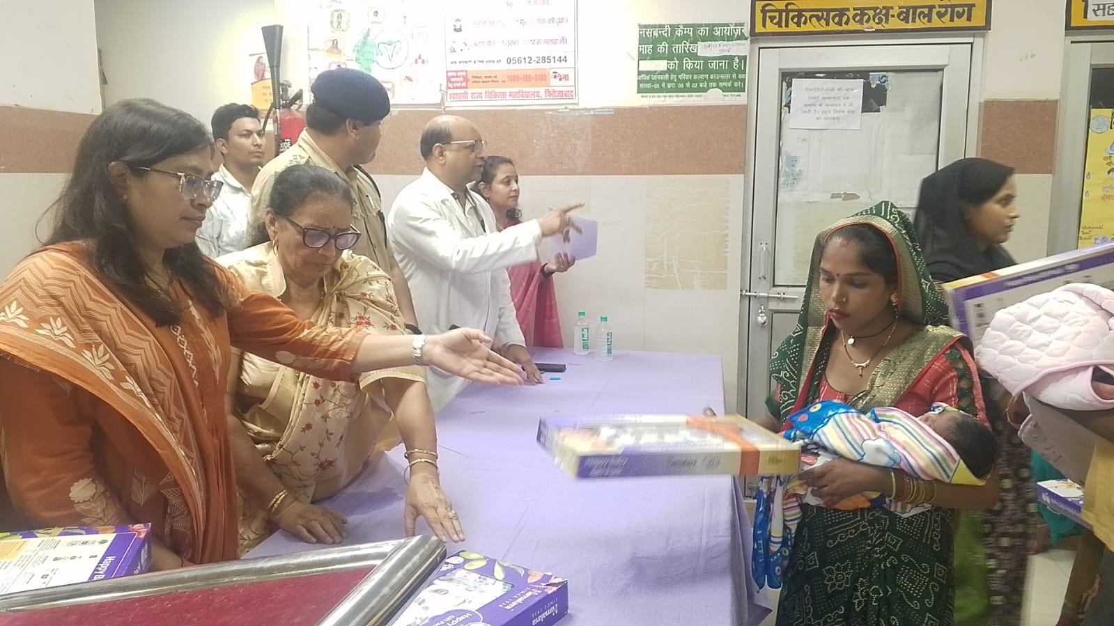महिला आयोग सदस्य ने पीड़ित महिलाओं की सुनी समस्याएं, नवजात बेटियों को बांटी बेबी किट